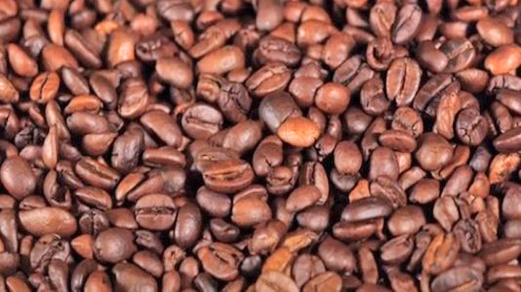 Варят зерновой кофе истинные кофеманы