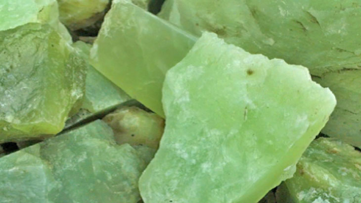 Натуральная порода – нефрит, камень дорогой, но служит 10 лет